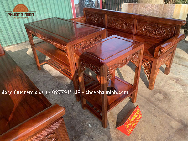 Bàn ghế trường kỷ đục tứ quý nền.