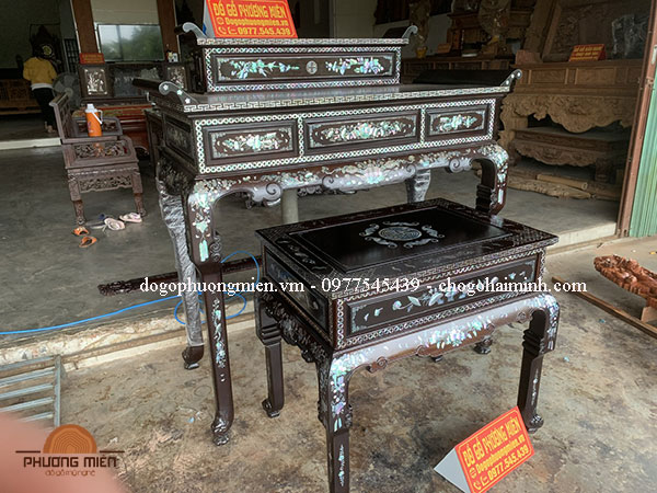 Bàn nghi thờ gỗ gụ cẩn ốc đẹp tinh  sảo.