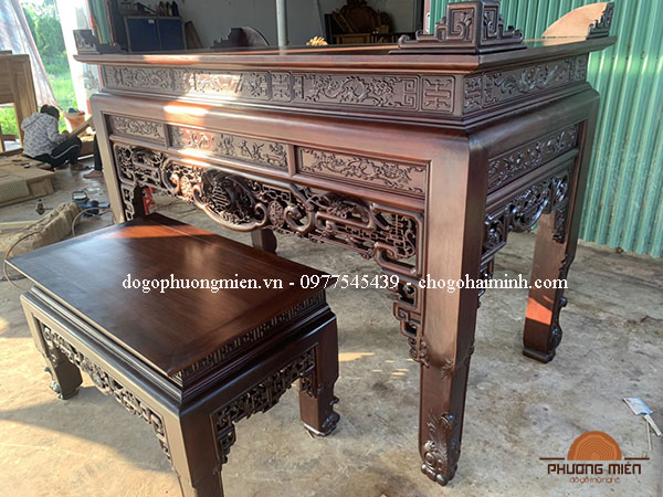 bàn thờ gỗ gụ chạm ngũ phúc chân quỳ đẹp