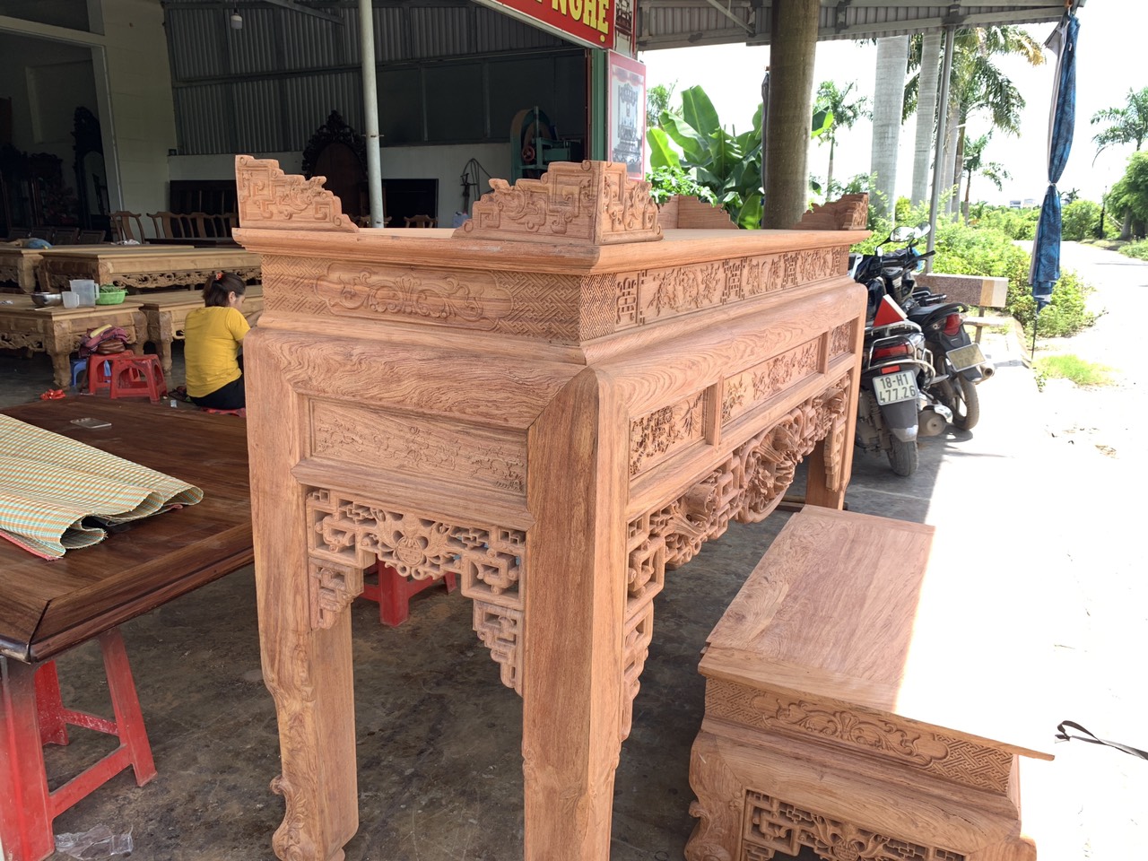 bàn thờ gỗ hương đá