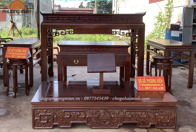 bàn thờ gỗ tự nhiên chạm truyện đơn giản.