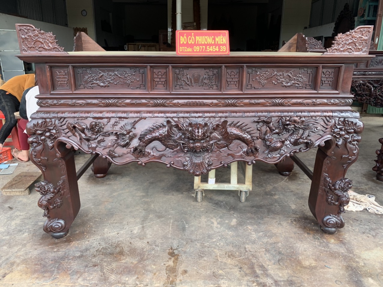 bàn thờ tứ linh gỗ gụ mật đẹp tại Thái Bình