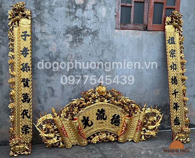 cuốn thư câu đối mai gỗ gụ.