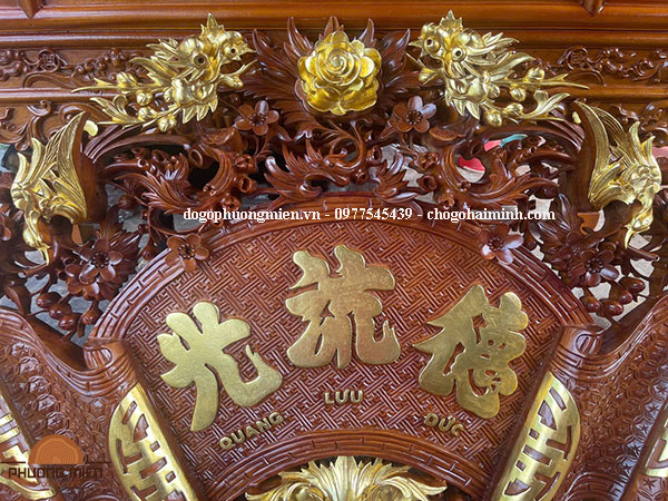 hoạ tiết bông hồng trên cuốn thư gỗ mít