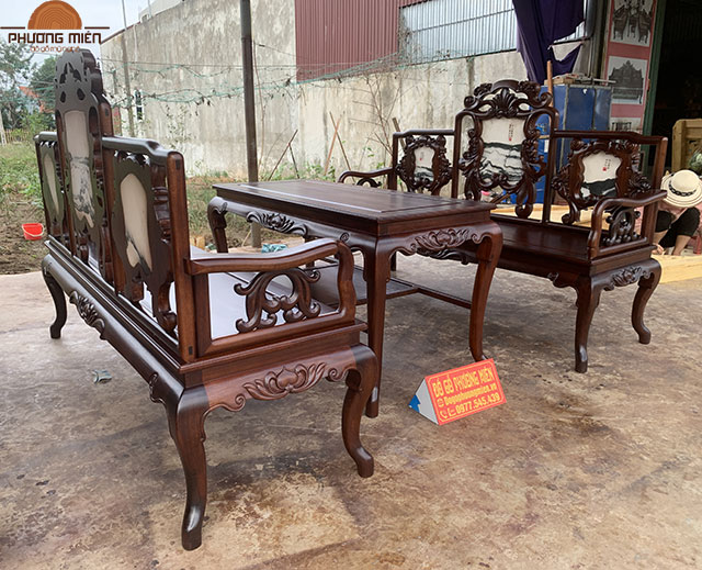 bàn ghế gỗ hoa lá tây.