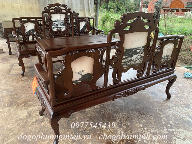 bàn ghế gỗ hoa lá tây.