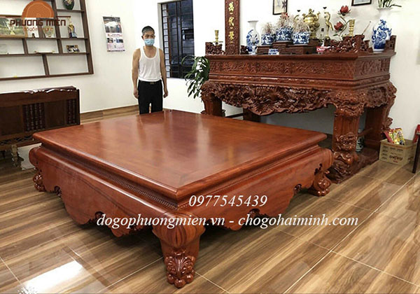 Sập ngồi gỗ gụ trơn kê tong phòng thờ đẹp và sang trọng.