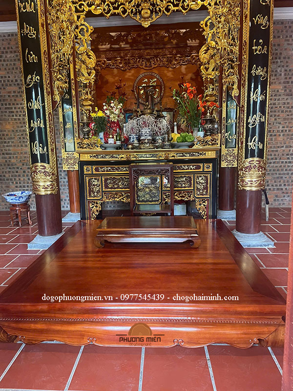 sập hầu đồng gỗ trơn trong không gian thờ.
