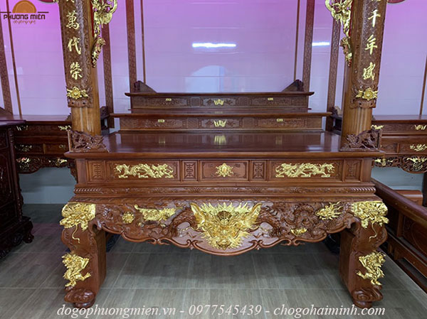 sập thờ tam cấp tứ linh trong nơi thờ cúng.