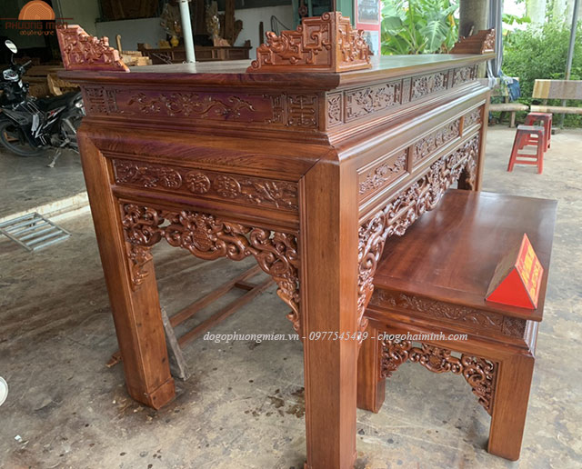 bàn thờ gỗ gụ Lào chạm truyện như ý đẹp chuẩn phong thủy.